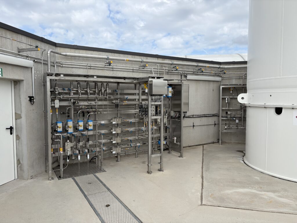 Rohrleitungen und Armaturen neben einem Wasserstoffspeicher